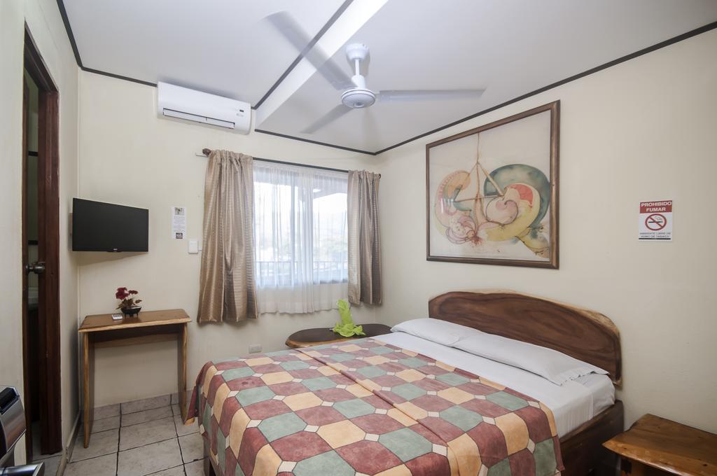יקו Cadillac Rock Beach Hotel חדר תמונה